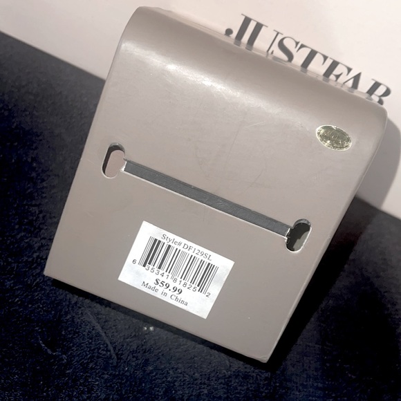 Watch and bracelet set. Never worn and in great condition 🥰 - Picture 3 of 4